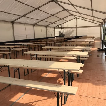 Sörpad garnitúra sátor alatt céges eseményen