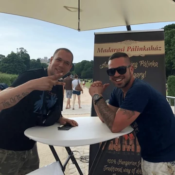 Könyöklő asztal bérlés rendezvényre fekete és fehér huzattal
