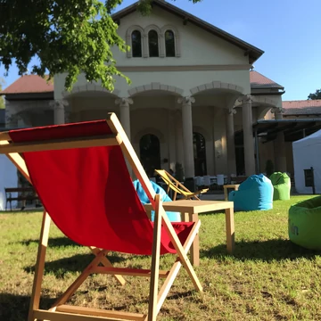Piros kültéri nyugágy bérlés rendezvényre – 1. nézet