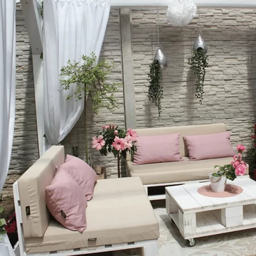 Raklap lounge bézs párnával céges rendezvényen