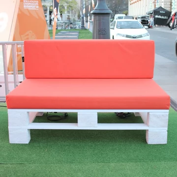 Raklap lounge narancssárga párnával céges rendezvényen