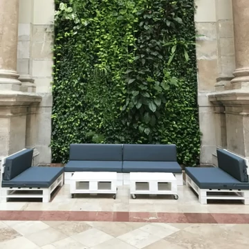 Raklap bútor sötétszürke lounge zónában