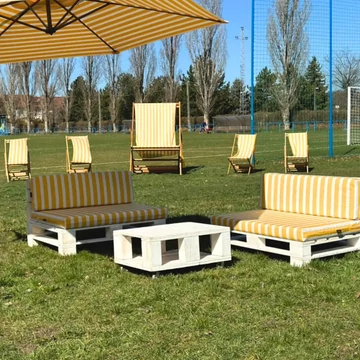 Sárga-fehér csíkos raklap kanapé bérlés beach rendezvényre