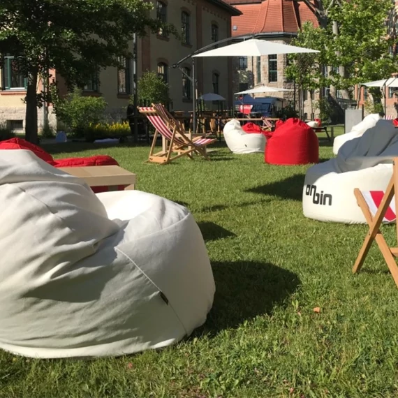 Fehér kültéri babzsákfotel bérlés rendezvényre