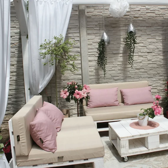 Raklap lounge bézs párnával céges rendezvényen